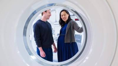 Mark Suckerberg junto a su esposa Priscilla Chan.