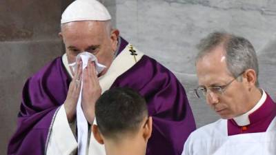 El Papa Francisco se mostró enfermo durante la misa del Miercoles de Ceniza desatando las alarmas en el Vaticano./AFP.