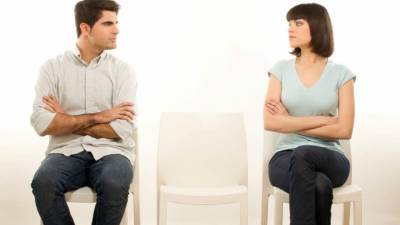 Una de las señales es que pierde interés en las mujeres de manera erótica.