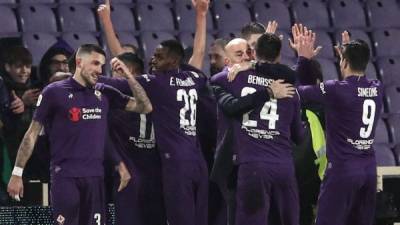 Los jugadores de la Fiorentina celebrando uno de los goles contra la Roma. Foto AFP