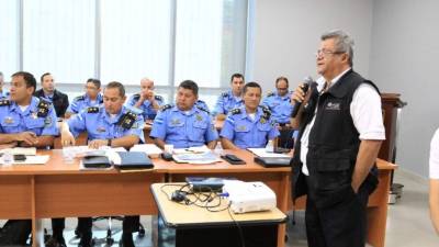Personal del alto mando policial en la charla.