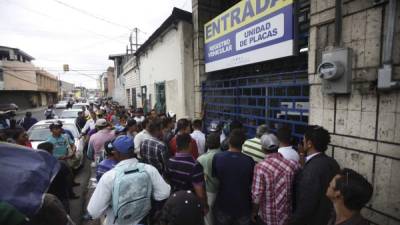 Las filas eran enormes ayer en el Registro Vehicular del IP en Comayagüela.