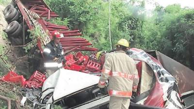 La rastra y el pick up cayeron en una hondonada en La Cuesta de la Virgen.