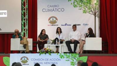Conversación. Alejandra Mejía moderó uno de los paneles hechos en el foro. Fotos: Moisés Valenzuela