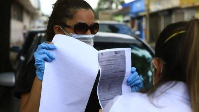 Una sobrina de María Santos muestra el acta de defunción que le entregaron en el hospital Leonardo Martínez. Foto: Moisés Valenzuela.