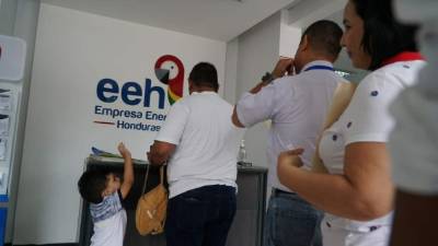 Doble emisiÃÂ3n de factura confunde a los abonados08 Mayo 2018 / 12:25 AM Autoridades de la EEH recomendaron que los usuarios que recibieron tanto el recibo viejo como el nuevo utilicen la factura que entrÃÂ3 en vigor a partir del primero de mayo pasadoAddThis Sharing ButtonsShare to FacebookShare to MessengerShare to TwitterShare to Google+Share to CorreoVecinos del barrio Lempira reportaron doble emisiÃÂ3n de facturas y fue un reclamo en oficinas de la EEH. Vecinos del barrio Lempira reportaron doble emisiÃÂ3n de facturas y fue un reclamo en oficinas de la EEH. San Pedro Sula, HondurasLa Empresa EnergÃÂ­a Honduras (EEH) presentÃÂ3 ayer los nuevos cambios en el sistema de lectura y facturaciÃÂ3n de consumo elÃÂ©ctrico, vigente desde el primero de este mes.El nuevo proceso garantiza a los clientes un servicio de mejor calidad y una lectura correcta de sus consumos, aseguraron autoridades de la empresa operadora.PUBLICIDADInspectoresLos inspectores de medida siempre estarÃÂ¡n con su uniforme amarillo con los logos de EEH y portan su carnet de identificaciÃÂ3n con su nombre completo y foto.El equipo de mediciÃÂ3n e impresiÃÂ3n cuenta con sistema de posicionamiento global, el cual ofrece un respaldo de seguridad a los clientes y para el personal de campo. En conferencia de prensa celebrada en Tegucigalpa, la EEH expuso sobre la lectura de consumo elÃÂ©ctrico que asumiÃÂ3 personal de la empresa concesionaria en sustituciÃÂ3n del Servicio de MediciÃÂ3n ElÃÂ©ctrica de Honduras (Semeh).Estas acciones estarÃÂ¡n a cargo de inspectores de medida, quienes tienen la funciÃÂ3n de realizar los recorridos de lectura y certificar que se facture al cliente el consumo real aplicando el pliego tarifario vigente establecido por la ComisiÃÂ3n Reguladora de EnergÃÂ­a ElÃÂ©ctrica (Cree).AdemÃÂ¡s presentaron la nueva factura a los usuarios de la Empresa Nacional de EnergÃÂ­a ElÃÂ©ctrica (Enee), que es emitida por la EEH.En recorridos por barrios y colonias de San Pedro Sula, Diario LA PRENSA constatÃÂ3 que la emisiÃÂ3n de la nueva factura causÃÂ3 confusiÃÂ3n en algunos usuarios.Sandra Reyes, residente del barrio Lempira, recibiÃÂ3 la nueva factura emitida por la EEH el sÃÂ¡bado 5 de mayo, que comprendÃÂ­a el cobro por el consumo de abril. Sin embargo, su sorpresa fue ayer lunes cuando personal de Semeh le entregÃÂ3 otro recibo del mismo mes con un valor distinto. Ã¢ÂÂMe asustÃÂ© porque tengo dos facturas y al final no sÃÂ© cuÃÂ¡l debo pagar, ademÃÂ¡s en la factura tradicional me salieron L1,600 mÃÂ¡s. Les preguntÃÂ© que ya tenÃÂ­a una factura y no me explicaron nadaÃ¢ÂÂ.Como ella, otros vecinos del sector refirieron que las autoridades deben revisar por quÃÂ© las facturas fueron emitidas con valores y fechas diferentes.Al respecto, autoridades de la EEH explicaron que cualquier otro documento distinto a la nueva factura no tiene validez, por lo que deben considerar el nuevo formato para hacer efectivo el pago de este servicio bÃÂ¡sico. El estilo anterior de la factura tenÃÂ­a mÃÂ¡s de diez aÃÂ±os de no ser modificado y los cambios actuales surgen a partir de quejas y recomendaciones de los abonados, explicÃÂ3 la EEH.La nueva factura cuenta con mÃÂ¡s informaciÃÂ3n para el cliente, tales como cÃÂ3digo del cliente (clave), perÃÂ­odo facturado, cÃÂ¡lculo de consumo de energÃÂ­a, historial de consumo de los ÃÂoltimos seis meses y concepto de cada valor que integra el monto total de la factura, entre otros.AdemÃÂ¡s, es de un tamaÃÂ±o mÃÂ¡s grande y es papel tÃÂ©rmico, lo que permite que la informaciÃÂ3n no se borre.Ã¢ÂÂEsta factura no tiene un costo adicional para el usuario, porque es parte de todo el proceso de mejora al cliente establecido para este aÃÂ±oÃ¢ÂÂ, asegurÃÂ3 German GarcÃÂ­a, gerente general de la EEH.Solo en mayo, la empresa facturÃÂ3 a mÃÂ¡s de 1.7 millones de clientes, segmentado entre los sectores residencial, comercial, industrial y Gobierno.ML portada70 080518(800x600)Los usuarios que necesiten un nuevo medidor deben solicitarlo gratis en las oficinas de atenciÃÂ3n al cliente de la EEH. ProcesoCon la emisiÃÂ3n del nuevo sistema de facturaciÃÂ3n esperan dar mÃÂ¡s transparencia a la lectura de los medidores.Para ello cada inspector tomarÃÂ¡ fotografÃÂ­a de la lectura que aparece en el medidor antes de emitir la factura correspondiente.La fotografÃÂ­a serÃÂ¡ adjuntada al expediente del cliente y serÃÂ¡ un respaldo para cotejar que la lectura realizada es la correcta, garantizando mÃÂ¡s transparencia. Si existe un error al tomar la lectura, automÃÂ¡ticamente se envÃÂ­a una alerta a los analistas de facturaciÃÂ3n, quienes revisan la consistencia de la informaciÃÂ3n reportada y asÃÂ­ tomar las decisiones sobre el caso.Otro beneficio para el cliente es que ahora puede consultar la factura en lÃÂ­nea ingresando a la pÃÂ¡gina www.eeh.hn y en el menÃÂo principal aparece la opciÃÂ3n consulta factura, que tambiÃÂ©n puede ser impresa.Cualquier reporte de un comportamiento inadecuado debe ser reportado a la lÃÂ­nea de servicio al cliente 118 o al telÃÂ©fono 2276-4370.El equipo de la EEH estarÃÂ¡ debidamente uniformado e identificado, segÃÂon ejecutivos de esa empresa.