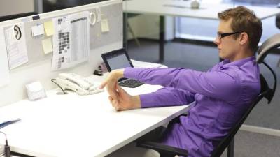 En su trabajo dedique unos minutos para ejercitar sus manos. brazos y piernas.