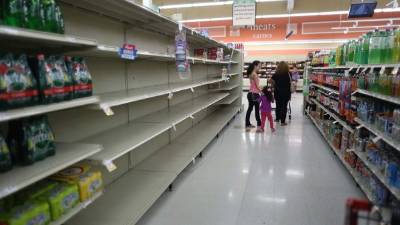 Los hondureños que residen en la Florida siguen las instrucciones de las autoridades locales y ya comenzaron a hacer los preparativos para abastecerse de agua y alimentos previo a la llegada del poderoso huracán Irma a la costa este de Estados Unidos.
