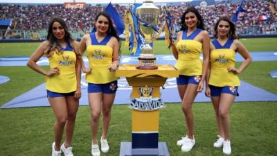 Las hermosas chicas que acompañan la copa que ganará el campeón del Torneo Apertura 2018.