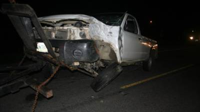 Con la cabina destruida quedó el vehículo pick up tras el impacto con el bus.