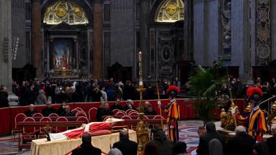 Se espera que más de 30,000 personas visiten este lunes la Basílica de San Pedro para despedirse del papa emérito.