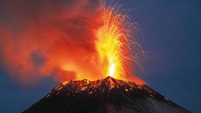 El volcán Popocatépetl se encuentra en actividad eruptiva desde el pasado sábado, arrojando cenizas y material incandescente.
