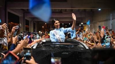 Miss Universe 2023, la nicaragüense Sheynnis Palacios, saluda a sus seguidores después de llegar al Aeropuerto Internacional La Aurora en la ciudad de Guatemala el pasado 5 de julio.