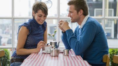 El número de gestos en la mujer es más amplio, así que esté atento.