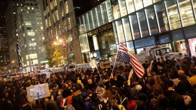 Las protestas contra el triunfo de Donald Trump no se hicieron esperar. Anoche, una muchedumbre se manifestó frente a la Torre Trump en Nueva York. Foto: Drew Angerer/AFP