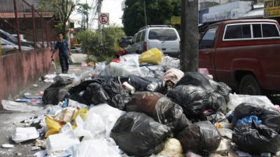 CALAMIDAD Las calles de la ciudad están sucias. Los promontorios de basura están por doquier. El problema se deriva del servicio a medias que dan los contratistas producto de la deuda que la alcaldía tiene con ellos.