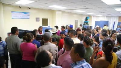 Las oficinas de Migración permanecen llenas diariamente.