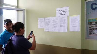 Docentes buscan información en la departamental. Para cortés son 1,616 plazas en concurso.