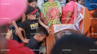 Familiares de la joven lloran su partida en Villanueva, Cortés.