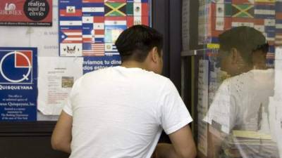 Las remesas representan alrededor del 20 % del producto interno bruto (PIB) y las autoridades económicas de Honduras se han fijado como meta que en 2019 superen los 4.000 millones de dólares. EFE/MIGUEL RAJMIL/Archivo