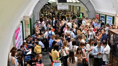 Cientos de residentes se refugiaron en las estaciones de metro de Kiev ante un sorpresivo ataque diurno este lunes.