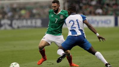 Miguel Layun (i) de México disputa el balón ante Brayan Beckles (d) de Honduras, durante un juego entre México y Honduras.