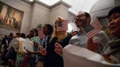 Las ceremonias de naturalización de inmigrantes han disminuido por obstáculos en el proceso, afirman los demócratas./AFP