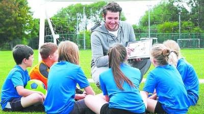 El ejercicio en grupo mejora la vida social de los menores.