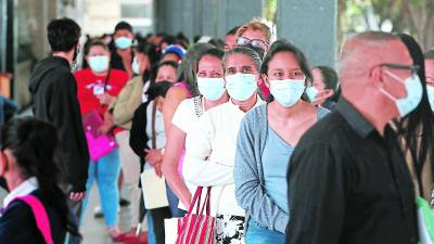 En el Instituto Central Vicente Cáceres, padres de familia hicieron una fila extensa para lograr matricular a sus hijos.