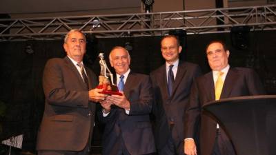 El homenajeado Emín Abufele con Mauricio Oliva, Miguel Alvero y Jesús Hernández.