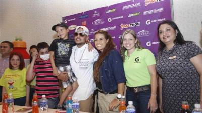 Algunos de los niños de la Fundación, El Chevo y la instructora en la conferencia de prensa de ayer.