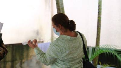 Los médicos recomiendan evitar los espacios abiertos adonde la bruma sea visible y usar mascarilla.