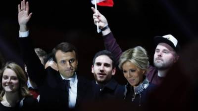Emmanuel Macron junto a su esposa Brigitte durante la celebración del triunfo electoral el domingo.