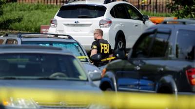 Un Subaru blanco que se cree es del sospechoso, es remolcado de la escena del crimen el día después de un tiroteo masivo en el Centro Municipal de Virginia Beach