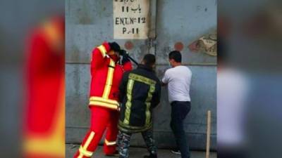 La última imagen de tres bomberos intentando abrir las puertas del almacén donde se encontraban más de 2,000 toneladas de nitrato de amonio, para intentar apagar el incendio que provocó una gigantesca explosión en Beirut ha causado conmoción en redes sociales.