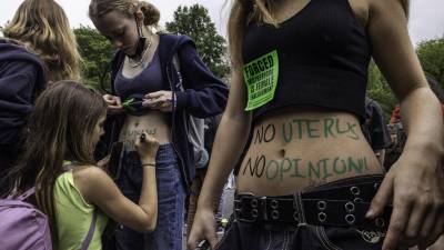 Manifestantes pro aborto protestan contra las restrictivas leyes en Estados Unidos.