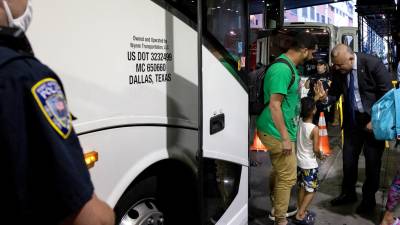Las autoridades de Nueva York recibieron hoy a un centenar de inmigrantes enviados por el Gobierno de Texas.
