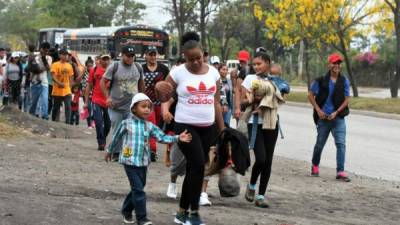 Un nuevo grupo salió anoche de San Pedro Sula. En la nueva caravana se encontraban varios infantes junto a sus padres. Foto Agencias.