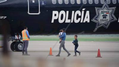 Un grupo de migrantes hondureños que hacía parte de la caravana rumbo a EE.UU. llega en un avión de la Policía mexicana el 22 de enero de 2020 al aeropuerto Ramón Villeda Morales, cerca de San Pedro Sula (Honduras), luego de ser deportados desde ese país. EFE/ José Valle/Archivo