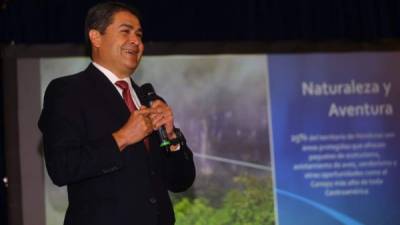 El presidente Hernández sancionó la Ley de Fomento al Turismo ante la presencia de representantes del sector.