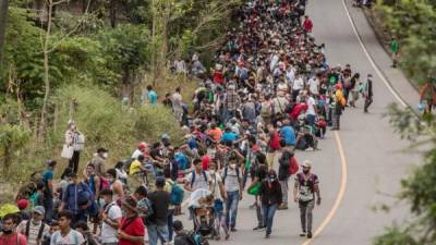 Entre los migrantes que hoy esperaban cruzar a Guatemala había muchos que querían hacerlo de manera legal, pero tenían vencidas las pruebas negativas de covid-19. Foto: EFE