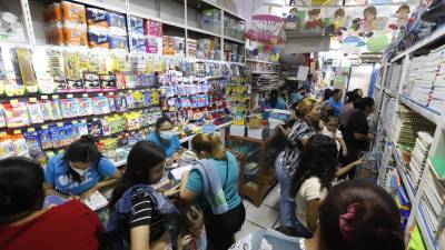 Padres de familia realizan compras de materiales escolares en Almacén El Ahorro.