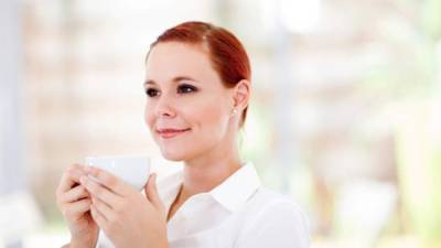 consumir cafeína regularmente quizá no cause un aumento peligroso de la velocidad del ritmo cardiaco.