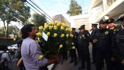 Un hombre con un arreglo floral de rosas amarillas. EFE/Archivo