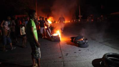 Los ceibeños han protestado con tomas de calles y quema de llantas.
