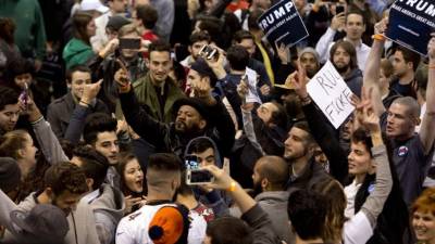 St. Louis (Misuri) y la Universidad de Illinois (Chicago), donde habrá primarias el martes 15 de marzo, tuvieron un viernes de protestas violentas.