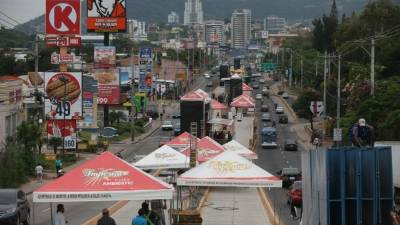 Desde ayer instalaron escenarios para los artistas musicales en la vía del Trans 450.