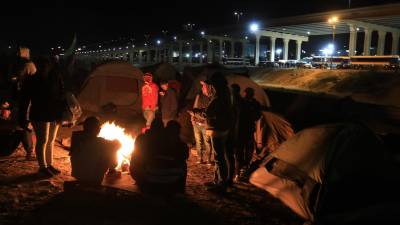 Cientos de migrantes sufren por el clima gélido en la frontera entre Ciudad Juárez y Texas.