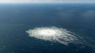 Impactantes imágenes muestran grandes burbujeos en el mar Báltico tras anuncio de fugas en ductos Nord Stream.