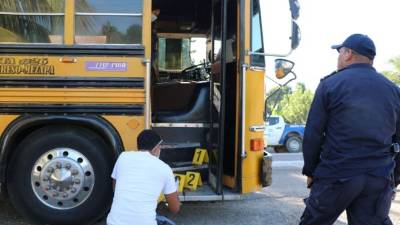 El supuesto asaltante quedó tirado en las gradas del bus.